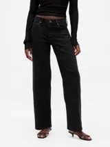 Pantalón de jean negro, de corte recto y tiro bajo.