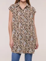 Túnica de gasa negra con estampado floral en tonos azules y blancos, cuello camisero, manga corta y cierre frontal de botones.