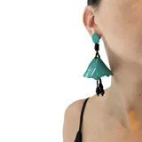 Aros colgantes largos color verde oscuro, con forma de flor con pétalos de resina y cuentas colgantes.