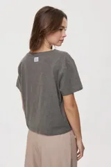 Remera corta verde militar de algodón, con cuello redondo, manga corta y calce relajado.
