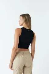 Musculosa blanca estilo top, de corte ajustado y sin mangas.