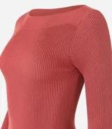 Blusa de punto de manga larga con cuello bote y textura acanalada vertical. Presenta un diseño ajustado al cuerpo, confeccionada en una mezcla de viscosa y poliamida.
