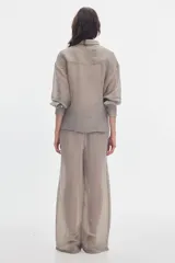 Pantalón wide leg de tacto de seda, color gris, con cintura ajustada, pierna ancha, pinzas delanteras, bolsillos ojal en la espalda y corte a la cadera.