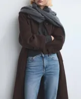 Jeans de tiro medio color azul claro, corte recto y estilo clásico.