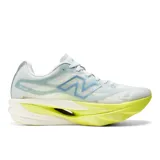 Championes de running New Balance FuelCell SC Elite V5 para mujer, en color blanco con suela y detalles en verde lima y celeste. Diseñados con tecnología Energy Arc y placa de fibra de carbono para mayor retorno de energía.