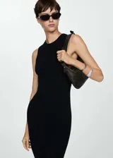 Vestido midi de punto fino, color negro, con cuello redondo y diseño sin mangas de corte recto.