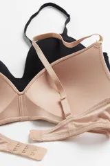 Pack de dos soutiens de algodón color negro y color piel, sin aros, con breteles finos regulables y cierre trasero con gancho.