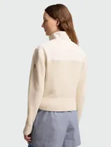 Cárdigan Moncler de algodón color blanco, con diseño acolchado en el frente, mangas de tejido de punto, cuello alto y cierre frontal con cremallera de doble sentido. Cuenta con bolsillos laterales con cierre.