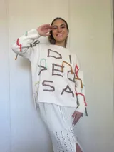 Sweater de punto color marrón con diseño oversize, cuello redondo y mangas largas. Presenta bordados artesanales en relieve con hilos de colores y detalles en lurex, incluyendo flecos decorativos distribuidos por toda la prenda.