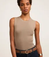 Blusa de punto canelado sin mangas y con cuello redondo, de corte ajustado al cuerpo.