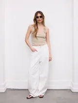 Pantalón jean blanco de corte wide leg, tiro medio y diseño holgado, con bolsillos laterales y traseros.