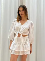 Minifalda blanca con bordado inglés, corte irregular y volados.