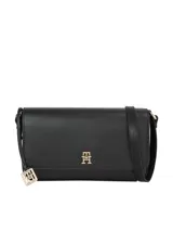 Cartera cruzada negra de poliuretano con diseño estructurado y solapa frontal con cierre magnético. Posee correa larga ajustable, bolsillo interior y herrajes metálicos dorados, incluyendo un monograma TH en la solapa y un charm colgante con el logo.