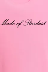Camiseta de algodón color rosa vibrante, corte regular fit, cuello redondo y manga corta. Presenta un texto estampado en negro con tipografía cursiva que dice "Made of Stardust".