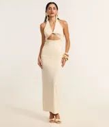 Vestido midi de color beige, confeccionado en jersey con elastano. Presenta diseño de frente única, escote en V con detalle torcido en el busto y un recorte cutout en la zona abdominal.