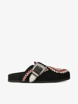 Zueco de gamuza negra con plantilla anatómica y hebilla metálica grande de estilo western. Cuenta con detalles bordados en zigzag de colores en la capellada y el empeine.