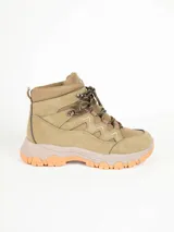 Bota de trekking para mujer modelo Paddock Tech, en color tostado con suela track anaranjada y cordones bicolor.