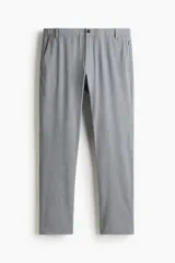 Pantalón de vestir gris claro, de corte slim fit, con bolsillos laterales y traseros. Se ajusta a la cintura con cierre y botón.