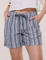 Short de lino color blanco, con calce relajado, cintura elastizada con cordón de ajuste y bolsillos diagonales.