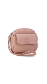 Monedero compacto de símil cuero con correa de mano, cierre perimetral y bolsillo frontal con solapa y botón a presión.