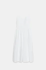 Vestido midi de corte corsetero color blanco, con escote redondo, tirantes finos y detalle de lazo en el delantero. Falda con frunces y cierre en la espalda con cremallera oculta.
