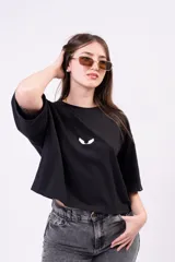 Remera negra de algodón premium, corte oversize boxy, manga corta holgada, cuello a la base y detalle de bordado central en contraste.