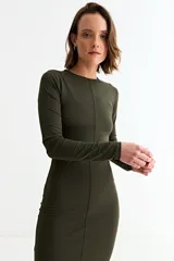 Vestido midi color verde militar, de manga larga, cuello redondo y corte ajustado.