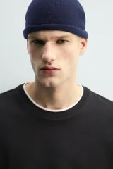 Camiseta de manga larga con corte relajado y cuello redondo. Presenta un diseño de doble capa con acabados en rib a contraste en el cuello y el ruedo.