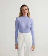 Blusa de punto acanalado con cuello alto y mangas largas, confeccionada en tejido retilínea de viscosa y poliamida.