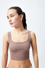 Top color marrón de tejido ribb sin costuras con escote cuadrado.