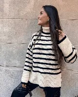 Sweater polerón de punto con diseño a rayas horizontales en contraste, cuello alto, mangas largas y corte holgado.