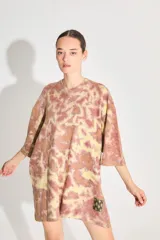 Sweater tipo remerón oversize con proceso artesanal batik en tonos marrones y amarillos.