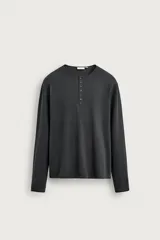 Camiseta de manga larga en color negro, corte relaxed fit, confeccionada en mezcla de algodón y seda, con cuello redondo y cierre frontal de botonadura tipo panadero.