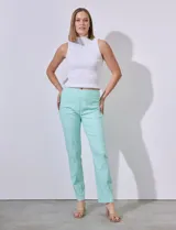 Pantalón largo color verde agua, de gabardina elastizada marca Zac & Rachel, con pretina ancha y faja interna modeladora. Presenta costura frontal pespunteada y bolsillos ojal simulados en la parte trasera.