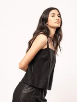 Top negro con breteles finos, diseño de franjas combinadas con lurex.