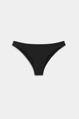 Bombacha de bikini negra con acabado brillante y textura en zigzag, de corte clásico.