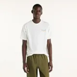 Remera de algodón blanca de manga corta y cuello redondo, con pequeño estampado gráfico de New Balance en el pecho.