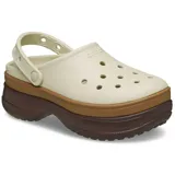 Zueco Crocs Classic Stacked con plataforma, color beige con base marrón y suela marrón oscuro.