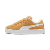 Championes Puma Suede XL color mostaza con franja lateral blanca y suela blanca.