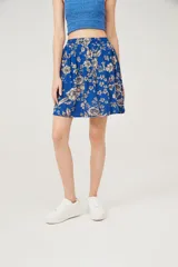 Minifalda azul con estampado de flores blancas y negras, con cintura elastizada.