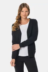 Saco tejido fino de hilo de algodón color beige, con cuello en V, cierre frontal con botones y puños acanalados.