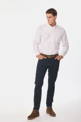 Pantalón de vestir azul marino, de corte recto, con bolsillos laterales y traseros. Se ajusta a la cintura con cinturón de cuero marrón.