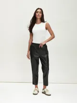 Pantalón negro de cuero sintético con cintura elástica y corte recto.