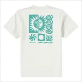 Remera de manga corta color beige claro con cuello redondo. Presenta un pequeño estampado frontal en color verde azulado que incluye un diseño de espiral y la palabra "Katin".