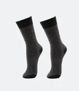 Par de medias de caña larga color gris jaspeado con puntera, talón y borde superior negros.