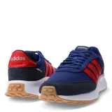 Championes Adidas Run 70s de estilo urbano, color azul con detalles en rojo y suela de goma color caramelo. Presentan el diseño clásico de tres rayas laterales y una entresuela blanca acolchada.