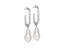 Par de caravanas colgantes de acero plateado con perlas barrocas blancas.