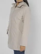 Campera softshell color beige con cierre frontal, cuello con capucha, bolsillos laterales con cremallera y cintura elástica ajustable.