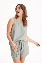 Short de lino con cintura elastizada y cordón ajustable, de corte holgado y bolsillos laterales.