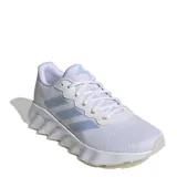 Championes de running Adidas modelo Switch Move, color blanco con detalles en celeste pastel. Presentan capellada de malla técnica transpirable, entresuela de EVA para amortiguación y suela Adiwear de alta resistencia.